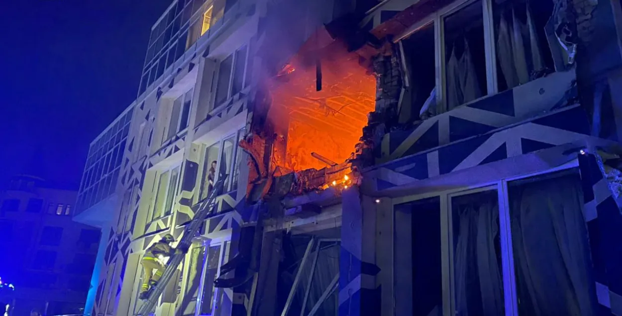 Пострадавшее от российского удара здание в Киеве
