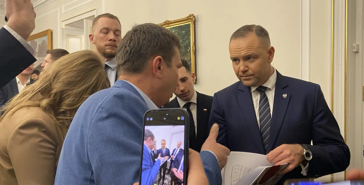 Зміцер Лукашук падарыў Каралю Наўроцкаму кнігу пра беларускую нацыянальную ідэю
