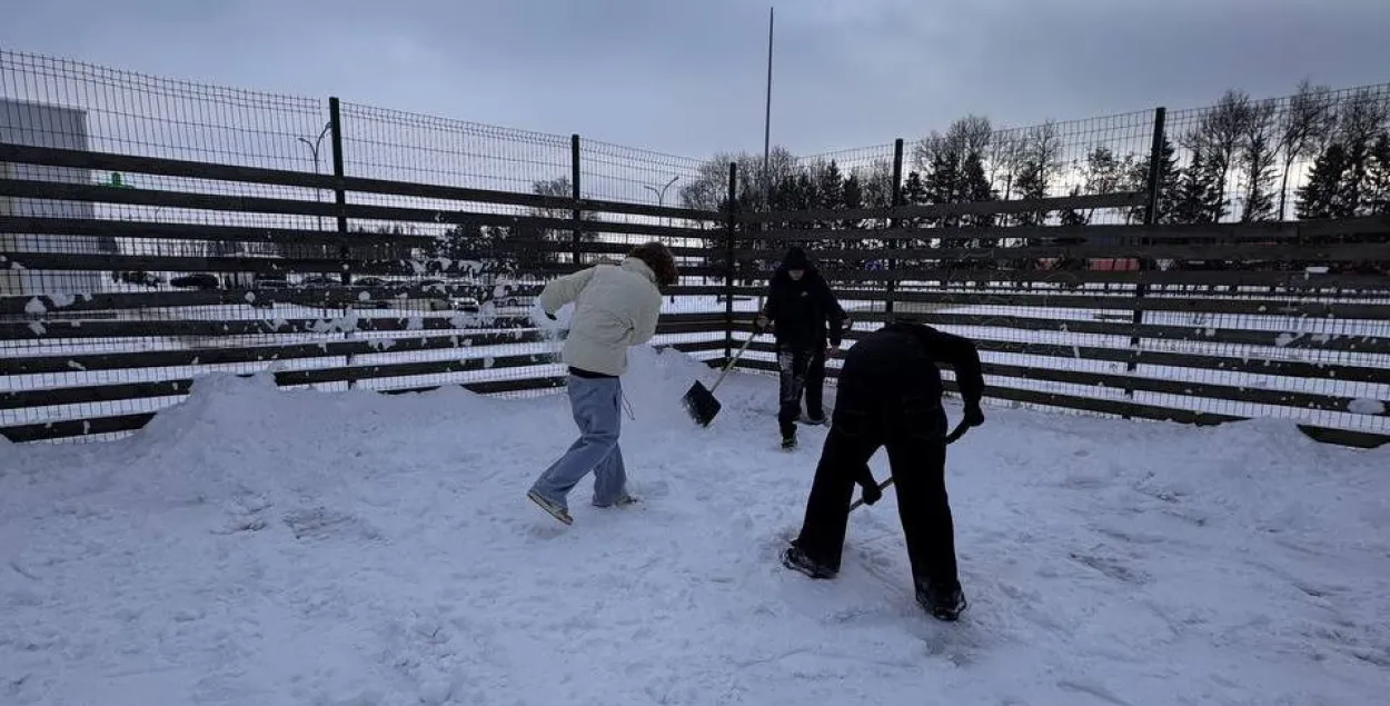Падлеткі на ўборцы снегу
