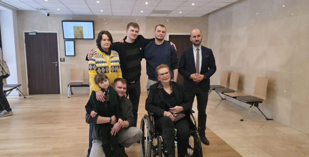 Алесь Папковіч (стаіць другі злева) з блізкімі пасля суда
