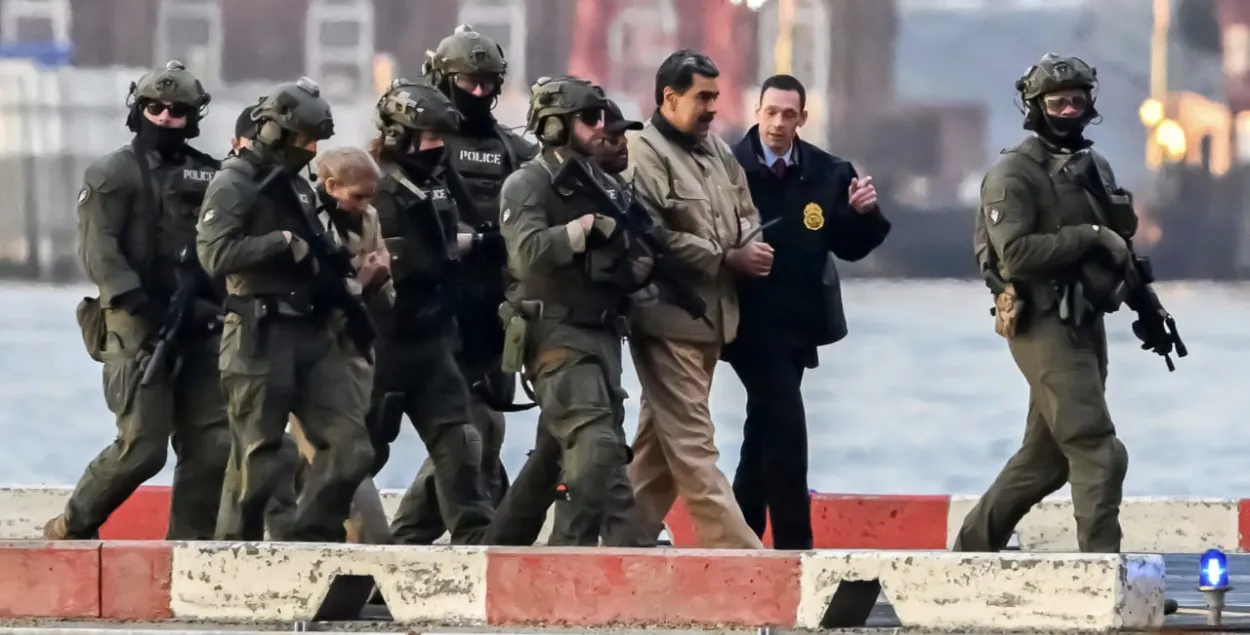 Свергнутого президента Венесуэлы Николаса Мадуро и его жену Силию Флорес ведут в суд Южного округа Нью-Йорка
