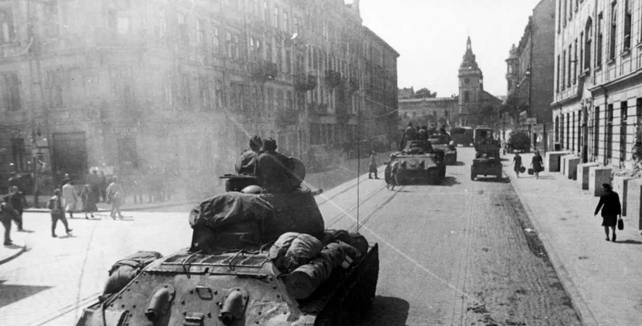 Советские танки Т-34 на&nbsp;улицах Львова, 1944 год
