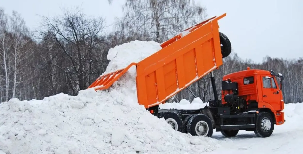 Снег вывозят из Минска
