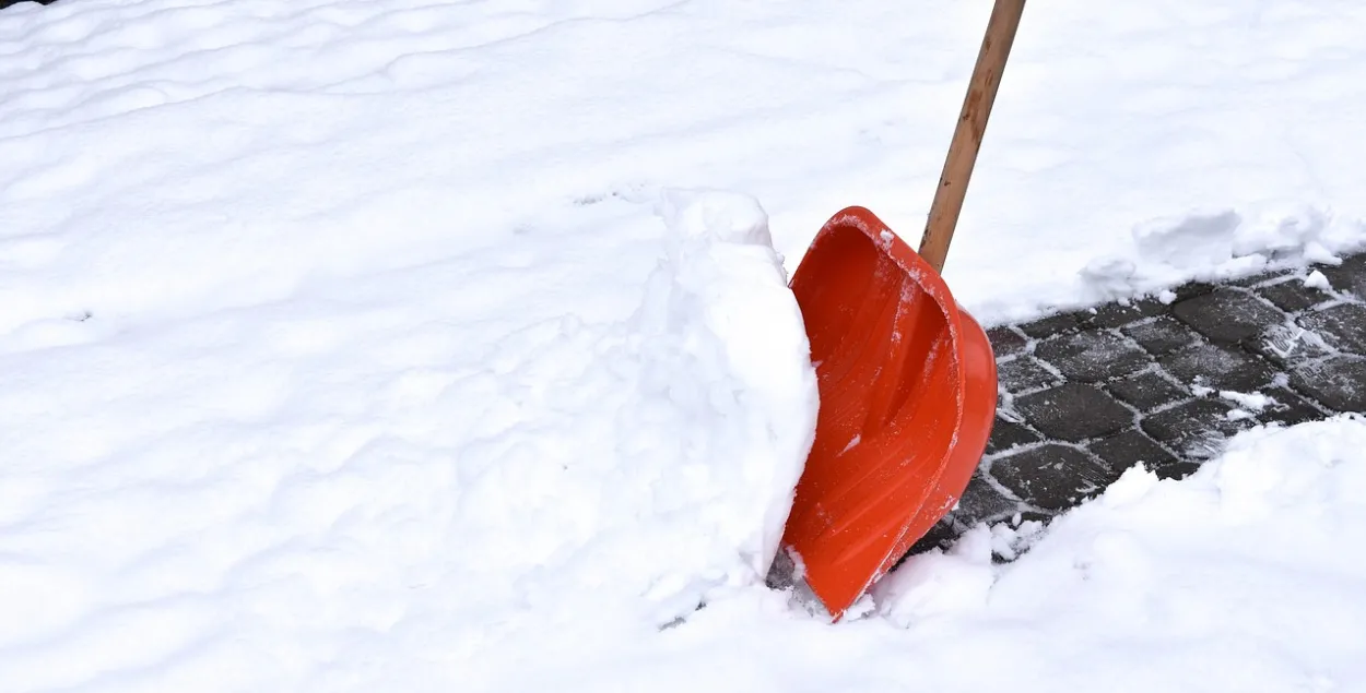 Прыборка снегу, ілюстрацыйнае фота
