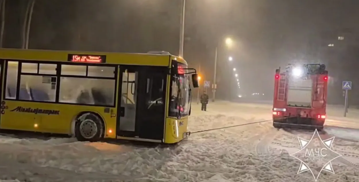 Аўтобус, які выцягваюць ратавальнікі
