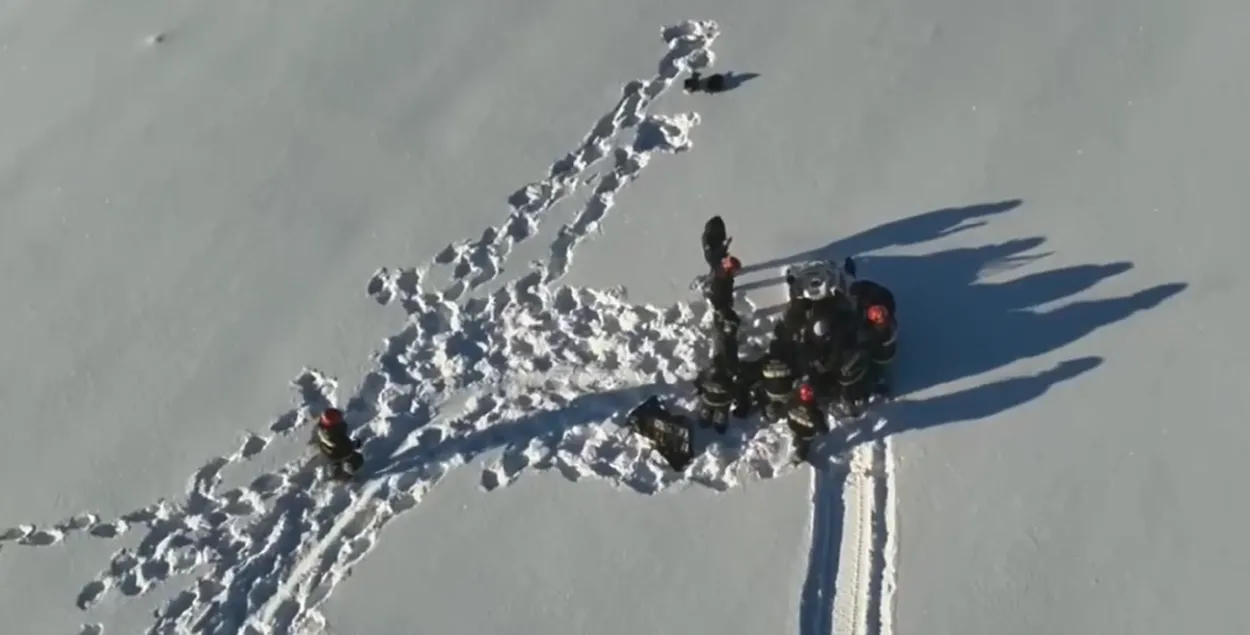 Спасатели эвакуируют белоруса, который замерзал в поле
