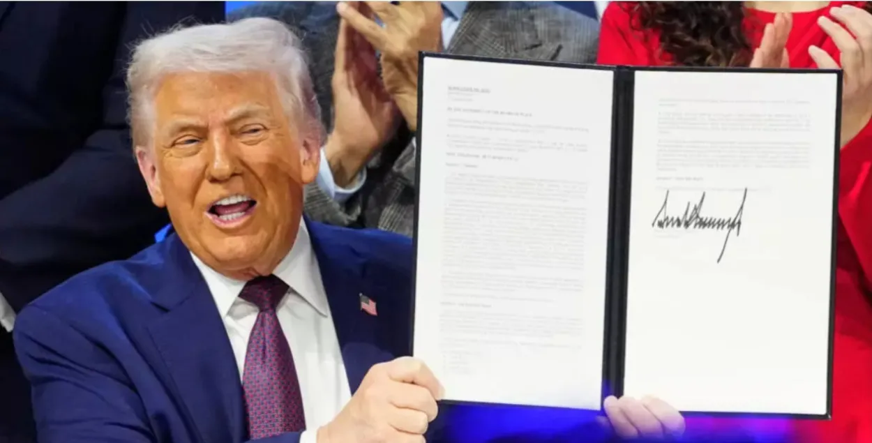 Трамп с подписанным уставом Совета мира
