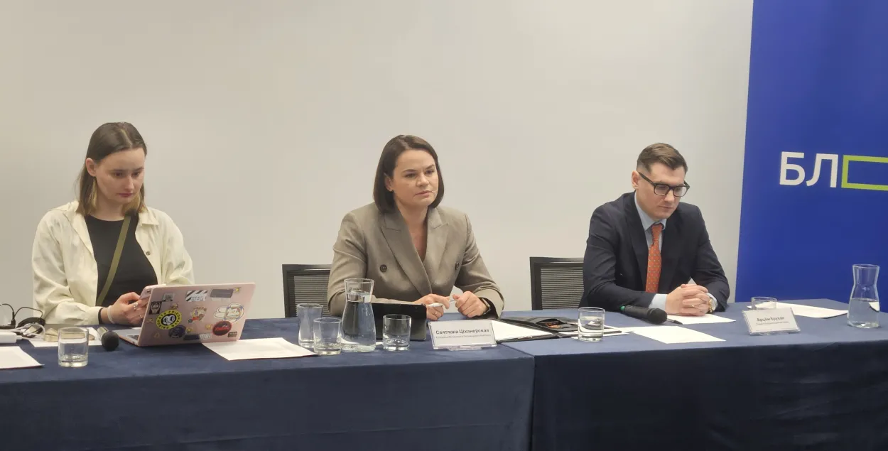 Ліза Пракопчык, Святлана Ціханоўская і Арцём Брухан на слуханнях у КР
