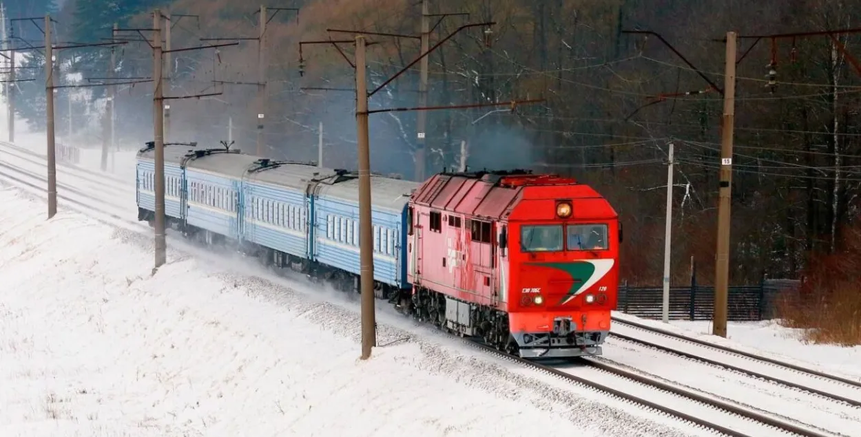 Поезд с локомотивом
