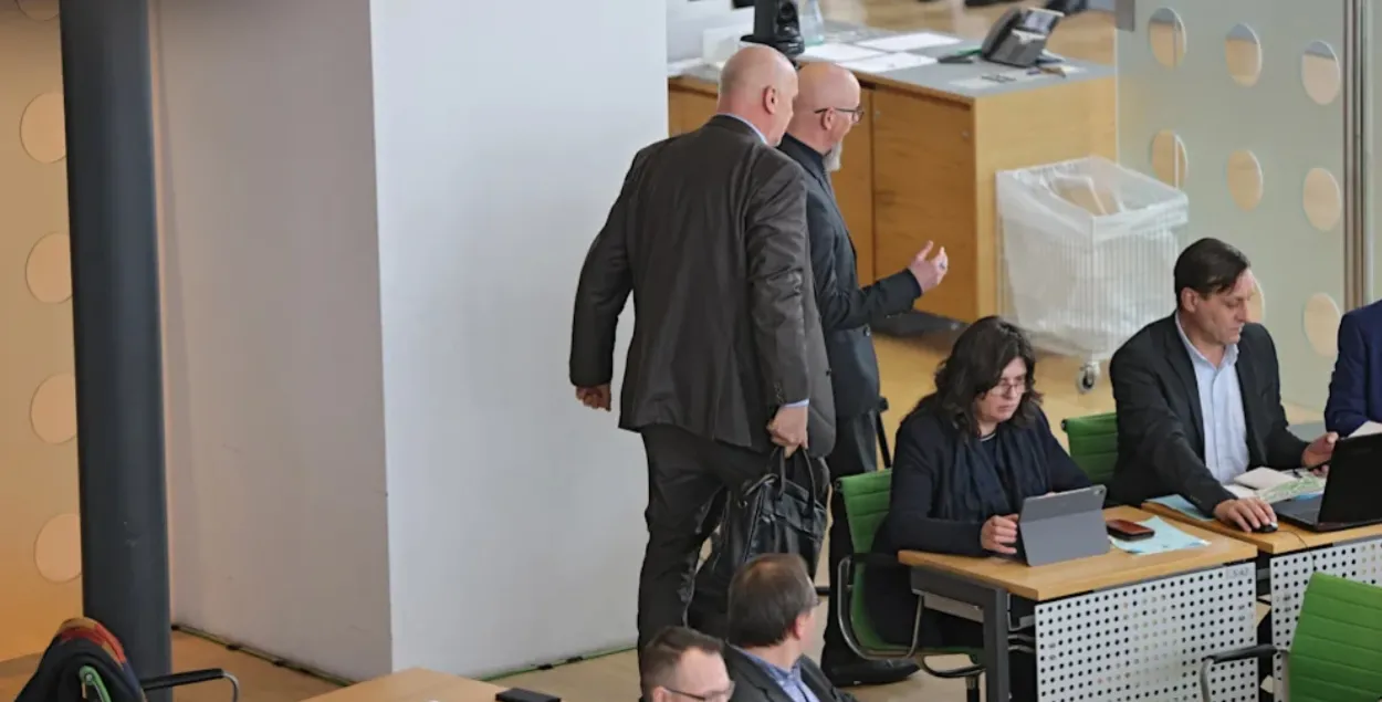 Ёрга Дорнау выводзяць з залы пленарных пасяджэнняў ландтага
