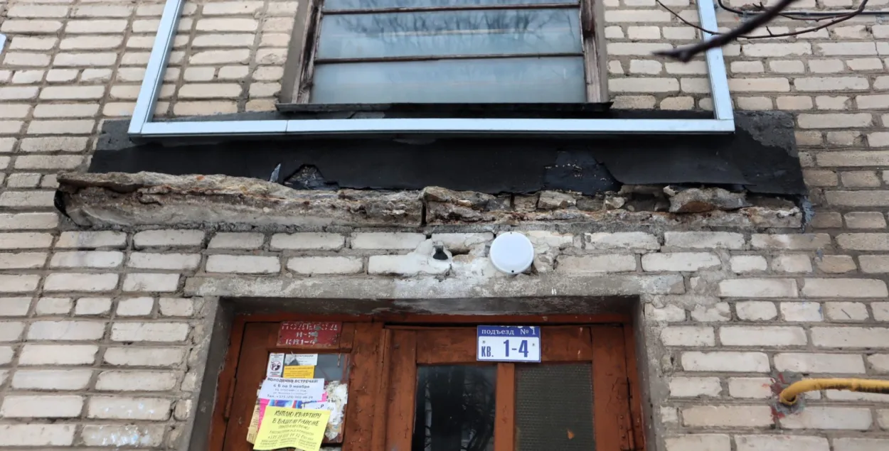 В молодечненском доме обвалились бетонные козырьки подъездов
