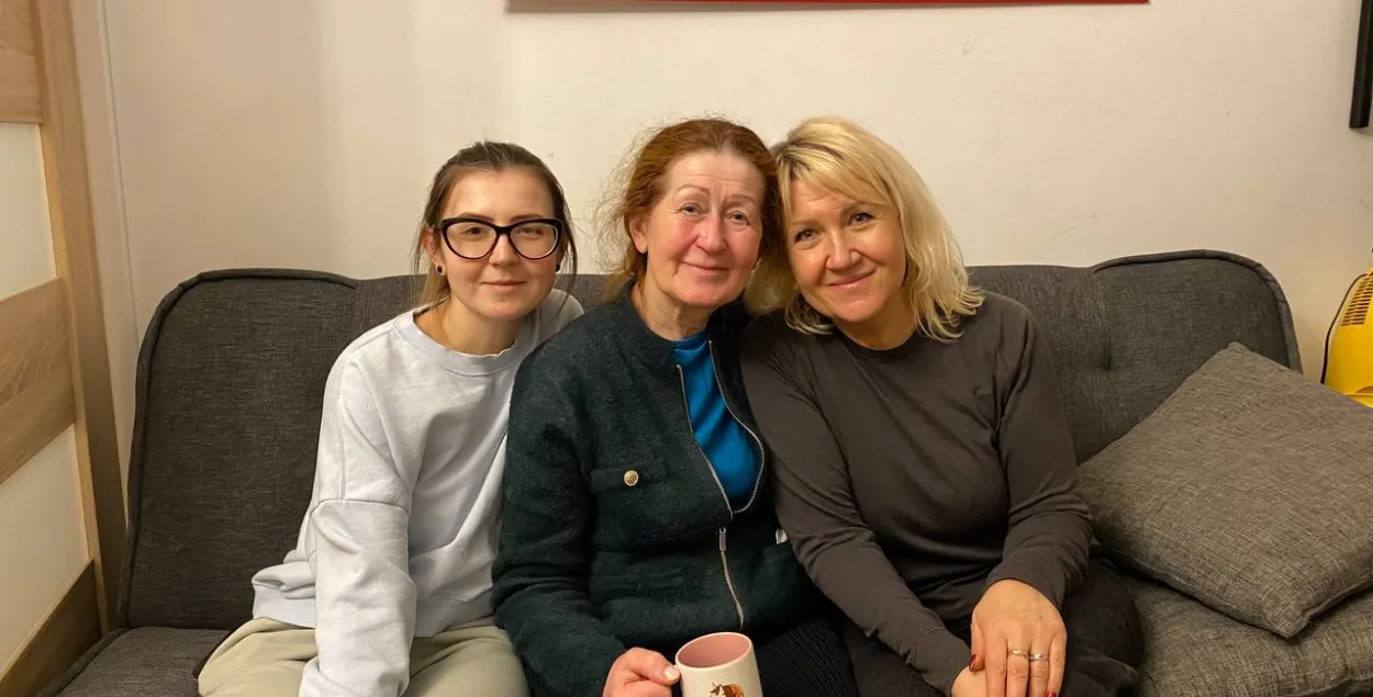 Алеся Буневіч, Алена Гнаўк і Ганна Федаронак
