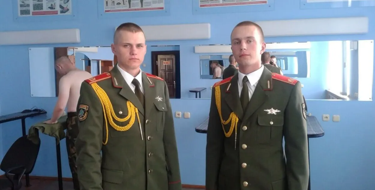 Максім Сямітка (злева) падчас службы
