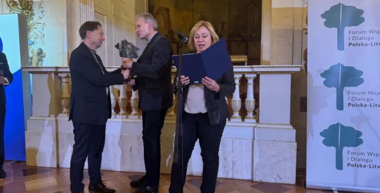 Алесь Смалянчук на ўзнагароджанні
