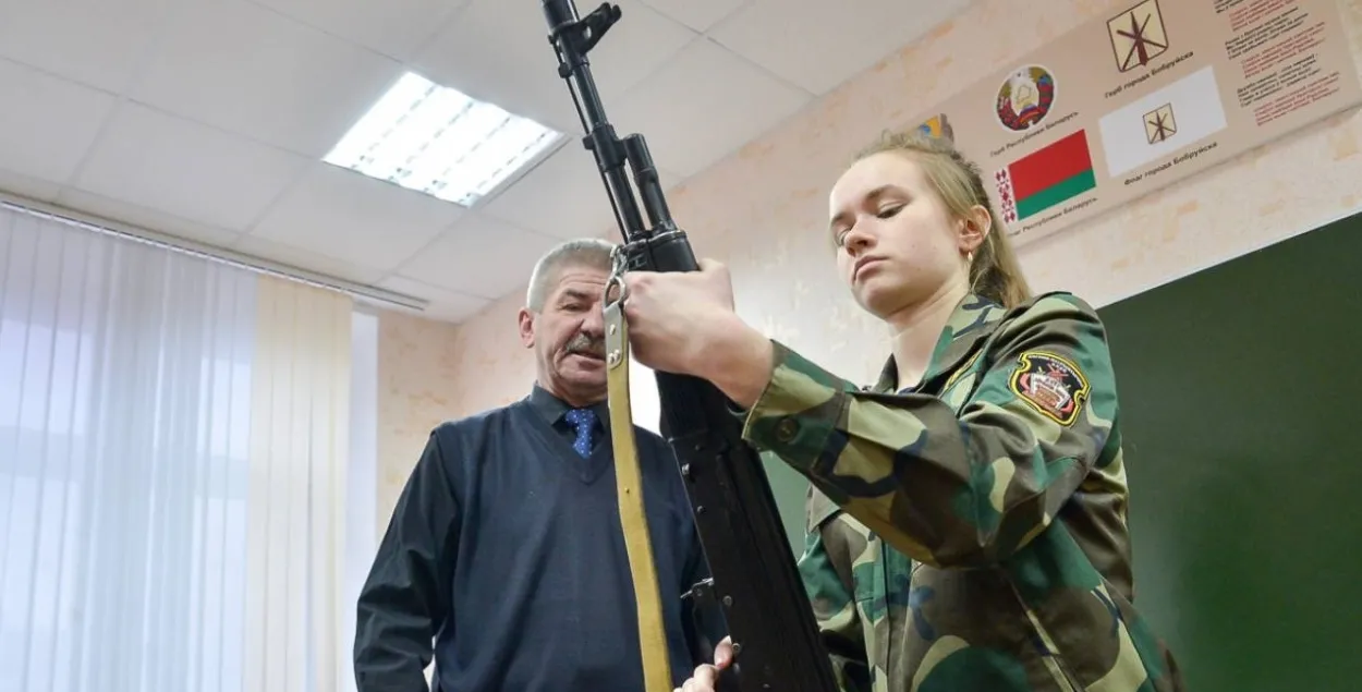 Ваенрук на занятках у школе, ілюстрацыйнае фота
