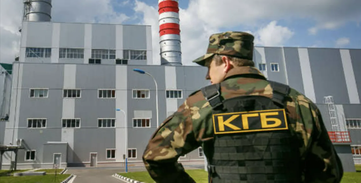 Сотрудник в форме КГБ на фоне одного из белорусских предприятий
