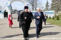Лукашэнка выказаўся пра каранавірус, наведваючы храм у Малых Лядах / БЕЛТА