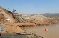 Polluted Mutare River / twitter.com/PacheduZW
