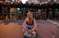 Гэта жанчына сцвярджае, што яе сына затрымала паліцыя / Reuters