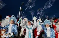 Шэсце Дзядоў Марозаў і Снягурак у Мінску&nbsp;/ Reuters