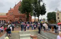 Ідзе дождж, але людзі зноў прыходзяць на плошчу Незалежнасці / Еўрарадыё