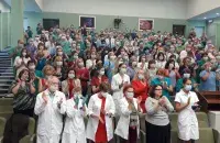 Супрацоўнікі РНПЦ &quot;Кардыялогія&quot; вітаюць свайго дырэктара Аляксандра Мрочака 27 жніўня 2020 года / Еўрарадыё