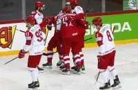 Датчане радуются очередной шайбе, заброшенной в ворота белорусов / Reuters