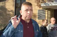 У суд блогер прыйшоў з пакетам, падрыхтаваным на выпадак адміністрацыйнага арышту. Фота: svaboda.org​