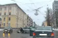 Мать бросилась к сыну, лежавшему на асфальте / Скриншот с видео
