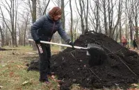 Старшыня Савета Рэспублікі Наталля Качанава працуе з рыдлёўкай у руках / t.me/sovrep
