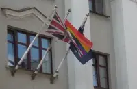 А ўсё праз&nbsp;гэты вясёлкавы сцяг над брытанскай амбасадай. Фота: Еўрарадыё