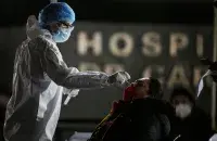 Спецыялісты кажуць аб высокай заразнасці штаму &quot;омікрон&quot; / Reuters