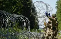 Літоўскія вайскоўцы ўладкоўваюць мяжу з Беларуссю ў раёне Друскінінкая. 9 ліпеня 2021 / Голас Амерыкі