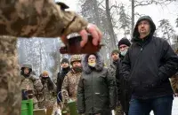 Украінскія добраахвотнікі на інструктажы па розных тыпах мін / The Washington Post
