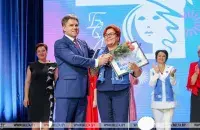 Валянціна Кулак і Ігар Петрышэнка падчас уручэння прэміі &quot;Жанчына года&quot; / БЕЛТА