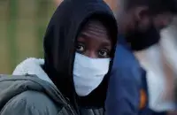 Студэнт у ахоўнай масцы пасля ўспышкі каранавіруса каля інтэрната ў Мінску / Reuters