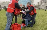 Паранены пратэстовец падчас Маршу годнасці 11 кастрычніка 2020 года. Яму дапамагаюць супрацоўнікі Чырвонага Крыжа / Еўрарадыё