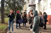 Пратэстоўцы пасля таго, як сілавікі пырснулі ў іх балончыкам 18 кастрычніка 2020 года / Еўрарадыё
