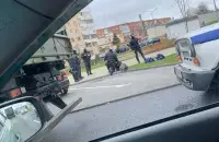 Нерухомы чалавек ляжыць каля сілавікоў ў Мінску 8 лістапада 2020 года / ТГ-канал &quot;Белыя халаты&quot;