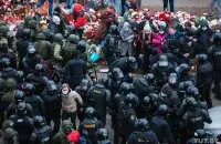 Сілавікі і мірныя пратэстоўцы на &quot;Плошчы Перамен&quot; у Мінску 15 лістапада 2020 года / Еўрарадыё