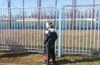 Дзіця ў спусцелага футбольнага поля / @belarusfoot