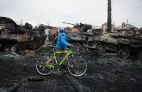 Жыхар горада Буча пад Кіевам ідзе міма спаленай расійскай тэхнікі. 6 сакавіка 2022 года / &quot;Настоящее время&quot;
