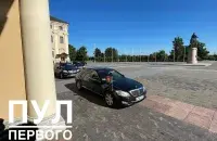 &quot;Мерсэдэс&quot; Лукашэнкі&nbsp;пад&#39;ехаў да Міхайлаўскага палаца ў Санкт-Пецярбургу