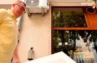 Юры Васкрасенскі каля варшаўскага кафэ​&nbsp;Pare Osób /&nbsp;@motolkohelp