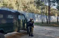 &nbsp;Працягласць плота — 186 кіламетраў, а вышыня — 5,5 метраў
