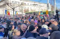 Паліцыя стрымлівае пратэстоўцаў, якія спрабуюць прарвацца да будынка ўрада Малдовы /&nbsp;NewsMaker

&nbsp;
