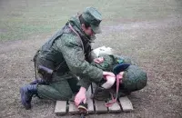 "Параненаму" на вучэннях накладаюць стары савецкі жгут / Мінабароны
