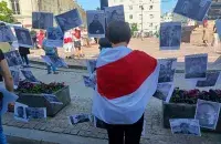 У Варшаве стварылі імправізаваны дрот і прычапілі да яго здымкі палітвязняў /&nbsp;@viasna96
