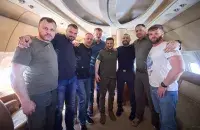 Камандзіры абаронцаў "Азоўсталі" разам з Зяленскім / тг-канал Зяленскага
