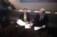 Ігар Барысаў прымае дакументы ў Ганны Канапацкой&nbsp;/ t.me/vybary